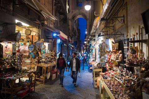 Shopping Naples, luxury galleries and street markets.